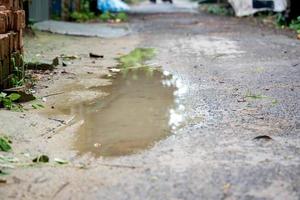 flaques de boue sur une route de campagne photo