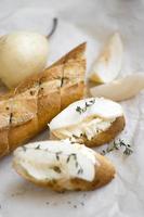 sandwichs au fromage à la crème, poire et thym sur papier kraft. vue de dessus nourriture, gros plan photo