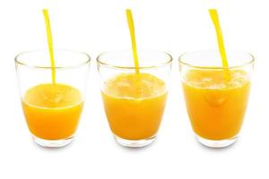 verre de jus d'orange isoler sur fond blanc avec un tracé de détourage. photo