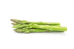 légume d'asperge fraîche isolé sur fond blanc. photo