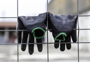 gants suspendus à une clôture photo