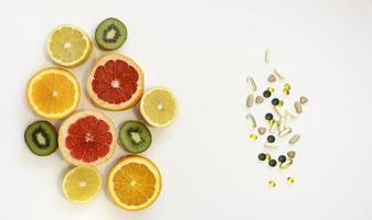 fruits naturels frais vs pilules. vitamine naturelle dans les fruits vs vitamine synthétique dans les pilules. choix entre les soins de santé naturels et synthétiques. médecine douce.
