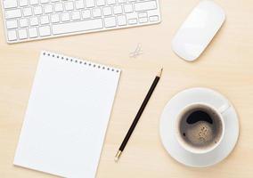 table de bureau avec bloc-notes, ordinateur et tasse à café photo