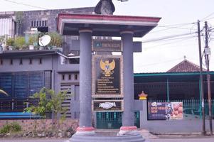 sidoarjo, indonésie, 2022 - monument garuda pancasila sur fond nuageux photo