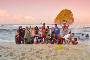 malang, indonésie, 2022 - ambiance de plage avec des personnes rencontrant des photos pendant les vacances de l'aïd al-fitr après la pandémie de 2022 sur la côte de goa chine, malang