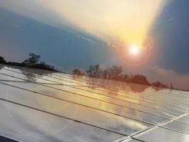 panneau photovoltaïque sur le toit du bâtiment sale de poussière, chute d'oiseau à la surface photo