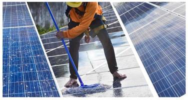 des techniciens photovoltaïques nettoyaient et lavaient la surface des panneaux solaires qui avaient de la poussière et des déjections d'oiseaux photo