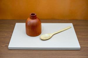 des objets de cuisine sont disposés sur la table avec de l'art conceptuel. compositions abstraites pour décorer le salon ou la table de la cuisine. outils de cuisine en bois minimalistes photo