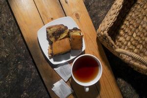 tasse de thé avec de la nourriture de rue indonésienne photo