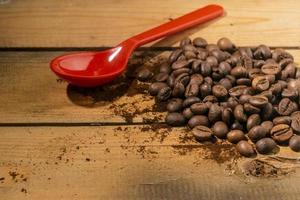 jardins de café et cuillère en plastique sur planche de bois photo