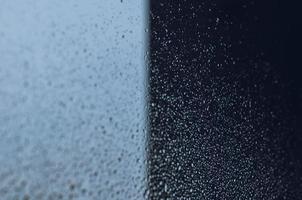 flou et mise au point de la goutte de pluie sur la fenêtre en verre. photo