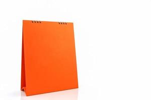 Calendrier spirale de bureau en papier blanc orange. photo