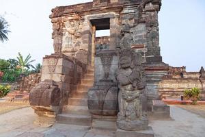 blitar, jawa timur, indonésie, 2022 - temple de penataran, une relique du royaume hindou avec un relief de dragon enroulé autour du corps du temple dans le village de penataran, blitar photo