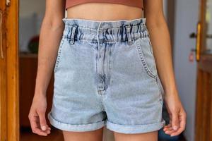 fille mince en short en jean photo