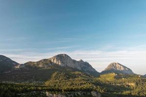 belles montagnes turques au coucher du soleil photo