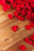 bouquet de roses sur un bureau en bois photo