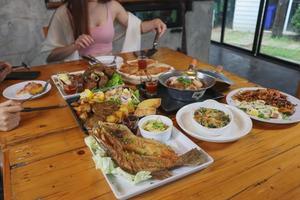 des plats variés sont disposés sur la table pour préparer les banquets de famille et d'amis du réveillon. diverses idées de préparation de plats pour les fêtes de famille et d'amis pendant la période des fêtes. photo