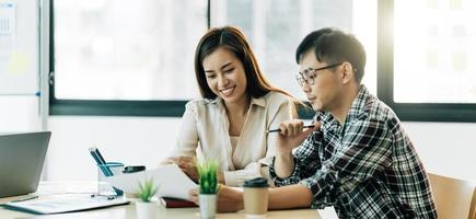 gens d'affaires asiatiques rencontrant le concept de travail d'équipe de communication d'entreprise. photo