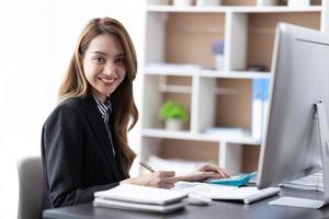 femme d'affaires asiatique travaillant au bureau avec travail de papier pour ordinateur portable, concept de femme d'affaires. photo