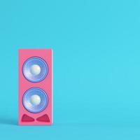 haut-parleur rose sur fond bleu vif dans des tons pastel photo