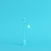 lampadaire sur fond bleu vif dans des tons pastel. notion de minimalisme photo