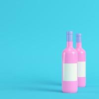 deux bouteilles de vin avec étiquettes vierges sur fond bleu vif dans des tons pastel. notion de minimalisme photo