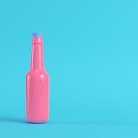 bouteille rose avec stropper sur fond bleu vif dans des tons pastel photo