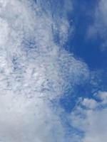 ciel bleu avec nuage blanc photo