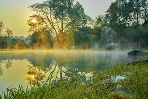 bain naturel onsen de sources chaudes au parc national de chae son, lampang thailand.au lever du soleil du matin.bain de source chaude naturelle entouré de montagnes dans le nord de la thaïlande.soft focus. photo