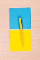 papier jaune et bleu avec stylo