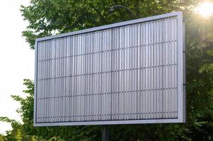 panneau d'affichage vide sans publicité à l'extérieur. grande maquette de bannière publicitaire. photo