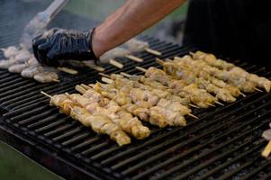 brochettes de poulpe lors d'un festival de cuisine de rue. photo