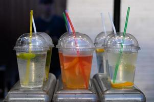 différentes couleurs d'eau froide dans une tasse en plastique. photo