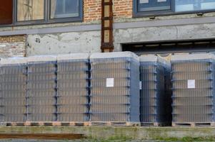 des bouteilles de bière vides en packs se trouvent sur le territoire de la brasserie. photo