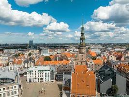 vue aérienne de la vieille ville de riga en lettonie. photo