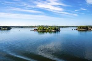 vue panoramique sur les maisons d'été sur les îles de l'archipel de la mer baltique contre le ciel photo