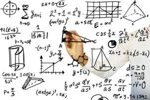 chemise blanche homme écrivant des principes mathématiques, écrivant des équations académiques et des connaissances scientifiques photo