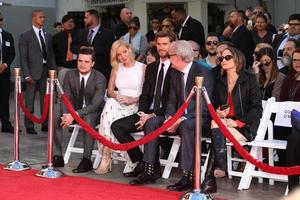 los angeles, 31 oct - josh hutcherson, jennifer lawrence, liam hemsworth, invités à la cérémonie de l'empreinte de la main et de l'empreinte des jeux de la faim au théâtre chinois tcl le 31 octobre 2015 à los angeles, ca photo