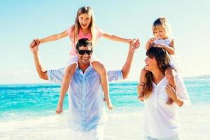 famille heureuse sur la plage