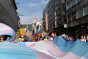 sarajevo, bosnie-herzégovine juin 2022 lgbtiq mars pride. défilé coloré célébrant les droits des lgbtiq. manifestants marchant avec des banderoles et des drapeaux. droits humains. fierté, passion et protestation. arc en ciel. photo
