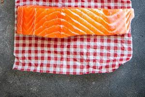 saumon fruits de mer crus frais repas sain nourriture collation régime alimentaire sur la table espace de copie arrière-plan alimentaire vue de dessus rustique régime céto ou paléo pescatarien photo