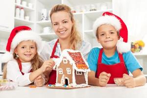 famille heureuse de Noël dans la cuisine photo
