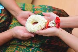 donnez une guirlande de jasmin traditionnelle thaïlandaise à la mère, une guirlande de jasmin traditionnelle thaïlandaise. symbole de la fête des mères en thaïlande photo