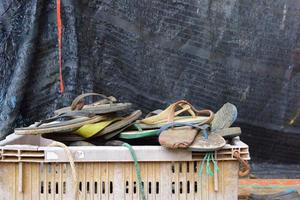 vieille poubelle à chaussures non utilisée puis laissée dans le panier photo