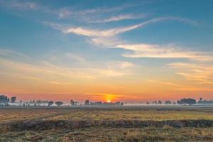 paysage rural les champs au lever du soleil matin brouillard et beau ciel photo