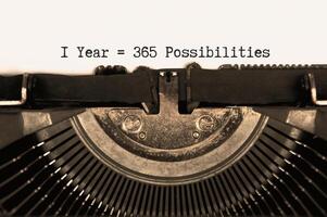 365 possibilités de texte sur une vieille machine à écrire. notion de motivation. photo