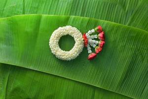 guirlande de jasmin traditionnel thaïlandais.symbole de la fête des mères en thaïlande sur une feuille de bananier photo