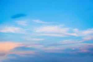 le ciel avec un beau fond de coucher de soleil nuageux photo