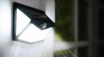 petite lampe led à énergie solaire avec détecteur de mouvement photo