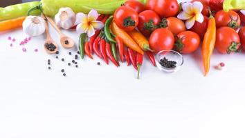 ingrédients asiatiques aliments épices fraîches légumes tomate, piment, ail, poivre, plumeria vue de dessus avec un espace pour le texte. photo